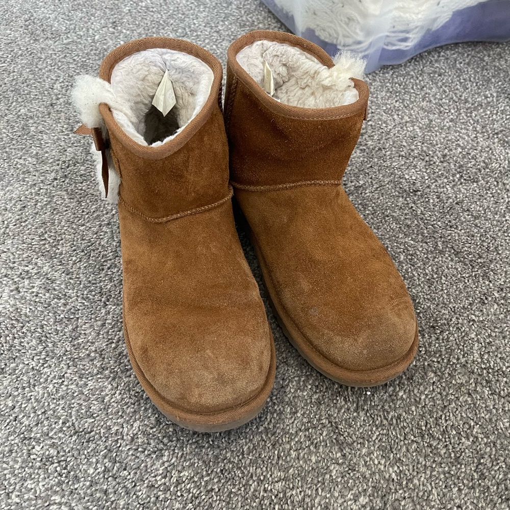 Koolaburra by Ugg. Size 9 Brown Suede Ankle Boots with Shearling Lining $45